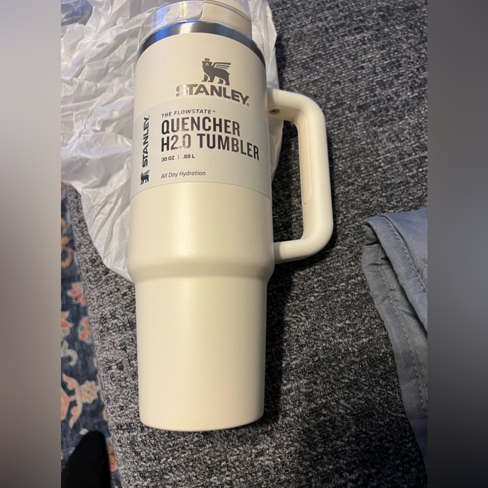 NWT&Box Stanley 30 oz Stainless Steel H2.0 Flowstate Quencher in ivory hint